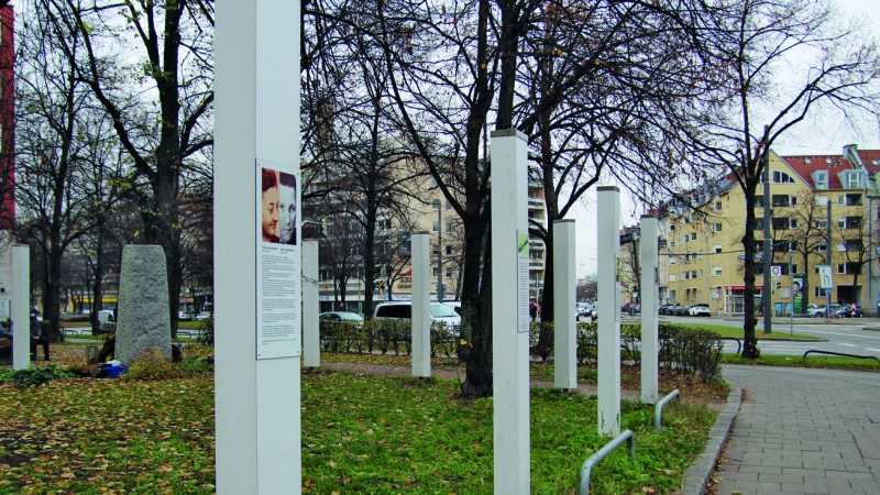 Zwölf Stelen auf dem Platz der Freiheit erinnern seit 2016 an Menschen des Widerstandes gegen den Nationalsozialismus. (Archivbild: sb)