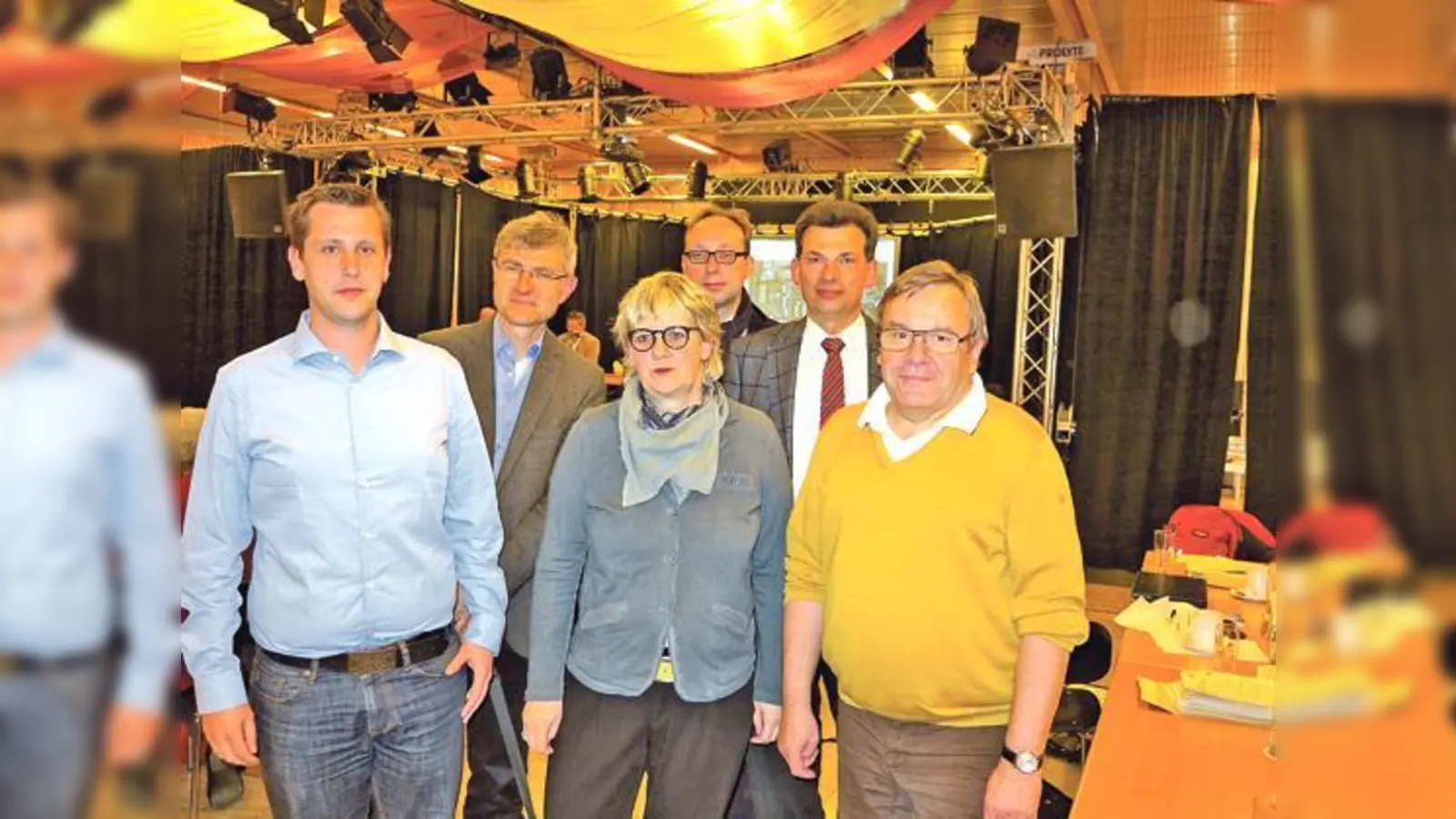Florian Binder, Dietmar Sandler, Ute Michael-Grömling, Baudirektorin, Hans-Peter Faas, Christoph Jaenike und Gerald Purucker von Büschl (hinten), die für die Demos Wohnbau das Bauprojekt begleiten (von links nach rechts).	 (Foto: bus)