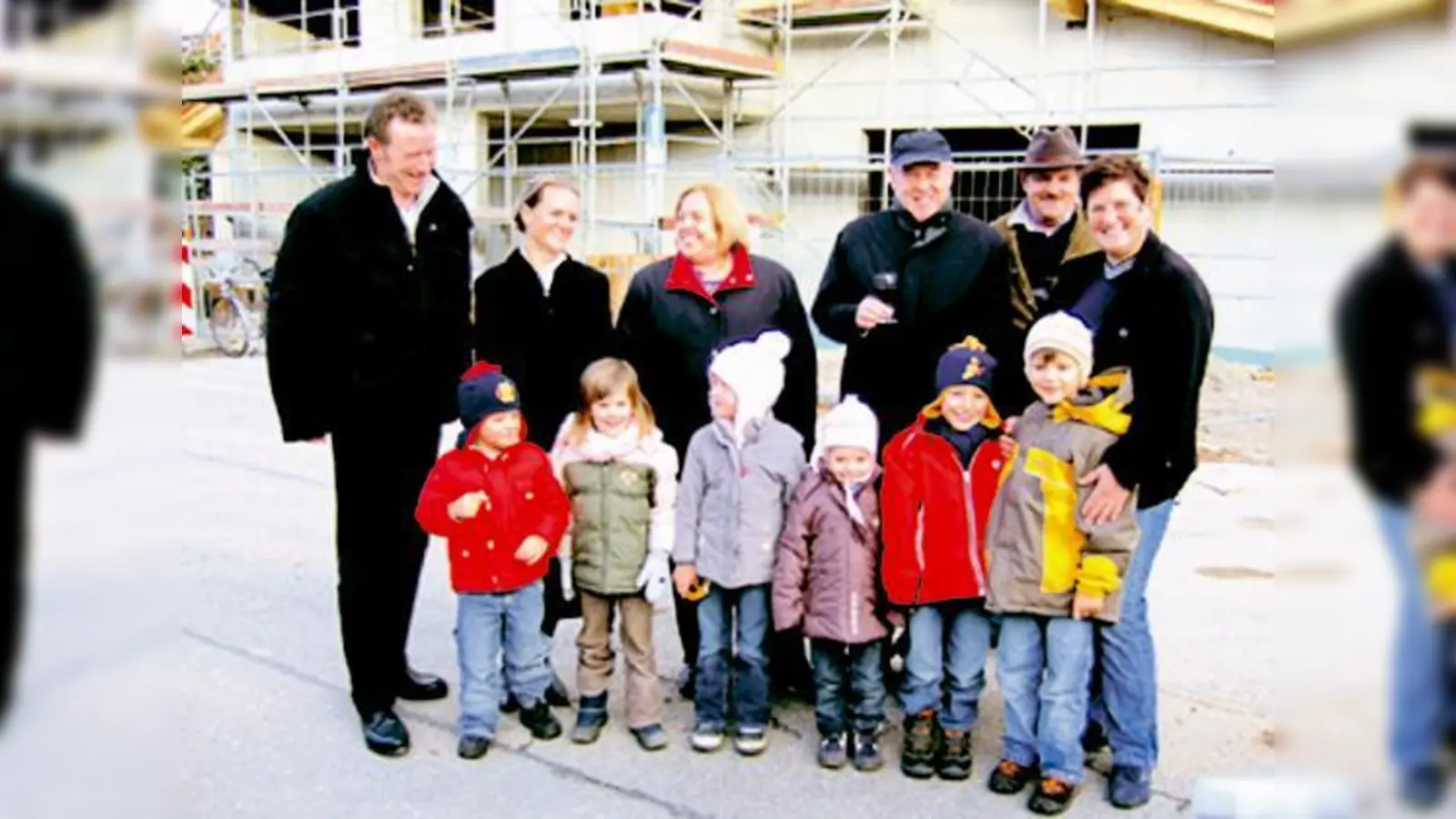 Strahlende Gesichter gab es beim Richtfest (v. l.) Architekt Robert Wieser, Elternbeirätin Julia Neuwieder, Bürgermeisterin Barbara Bogner, Pfarrer Lorenz Poschenrieder, Zimmerermeister Georg Schmied und Kindergartenleiterin Marlies Brunner.  (Foto: Pietsch)