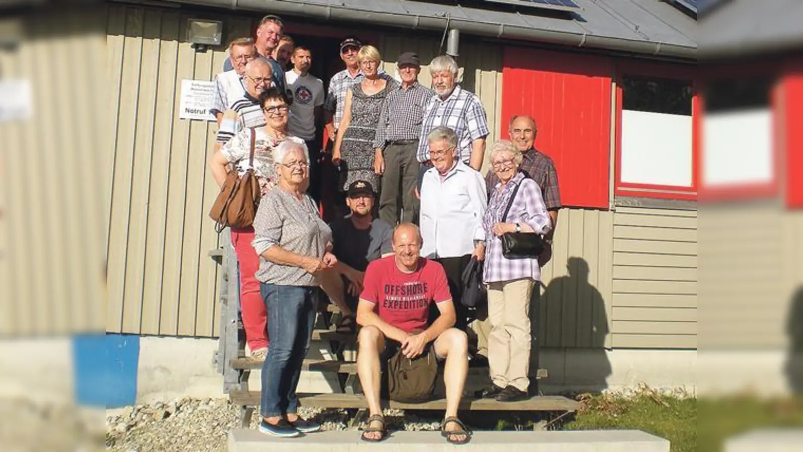 Am Kronthaler Weiher machte die Gruppe nicht einfach Rast. Die Teilnehmer erfuhren viel Wissenswertes über die neue Wachstation der Wasserwacht.	 (Foto: Ingrid Enzner)