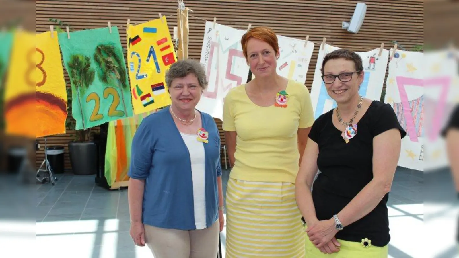 Ilona Peters (Mitte) zusammen mit Stadträtin Heike Kainz (l.), der Vorsitzenden des Bezirksausschusses Allach-Untermenzing, und Stadtschulrätin Beatrix Zurek. (Foto: sb)