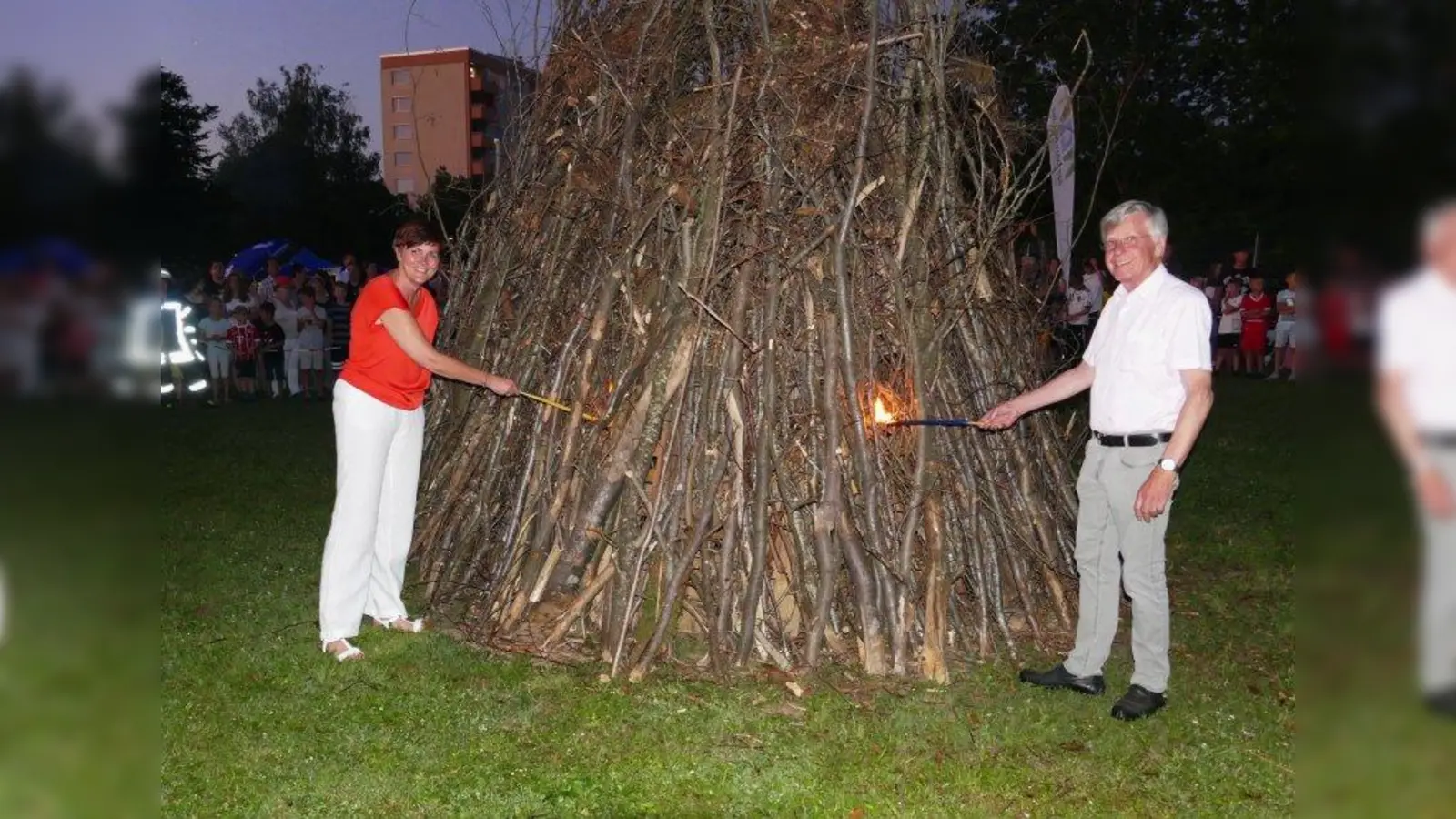 Marianne Hellhuber, Vorsitzende der CSU Neuried, und Dr. Michael Zimmermann, Fraktionssprecher der CSU im Gemeinderat, entzündeten das Johannisfeuer 2019. (Foto: CSU Neuried/ Peter Kellner)