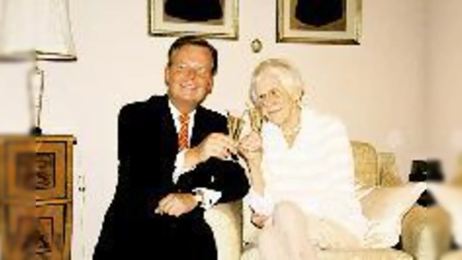 Gerne stieß Bürgermeister Jan Neusiedl mit Elfriede Scholler zu ihrem stolzen 90. Geburtstag mit einem Glas Sekt an.  (Foto: hol)