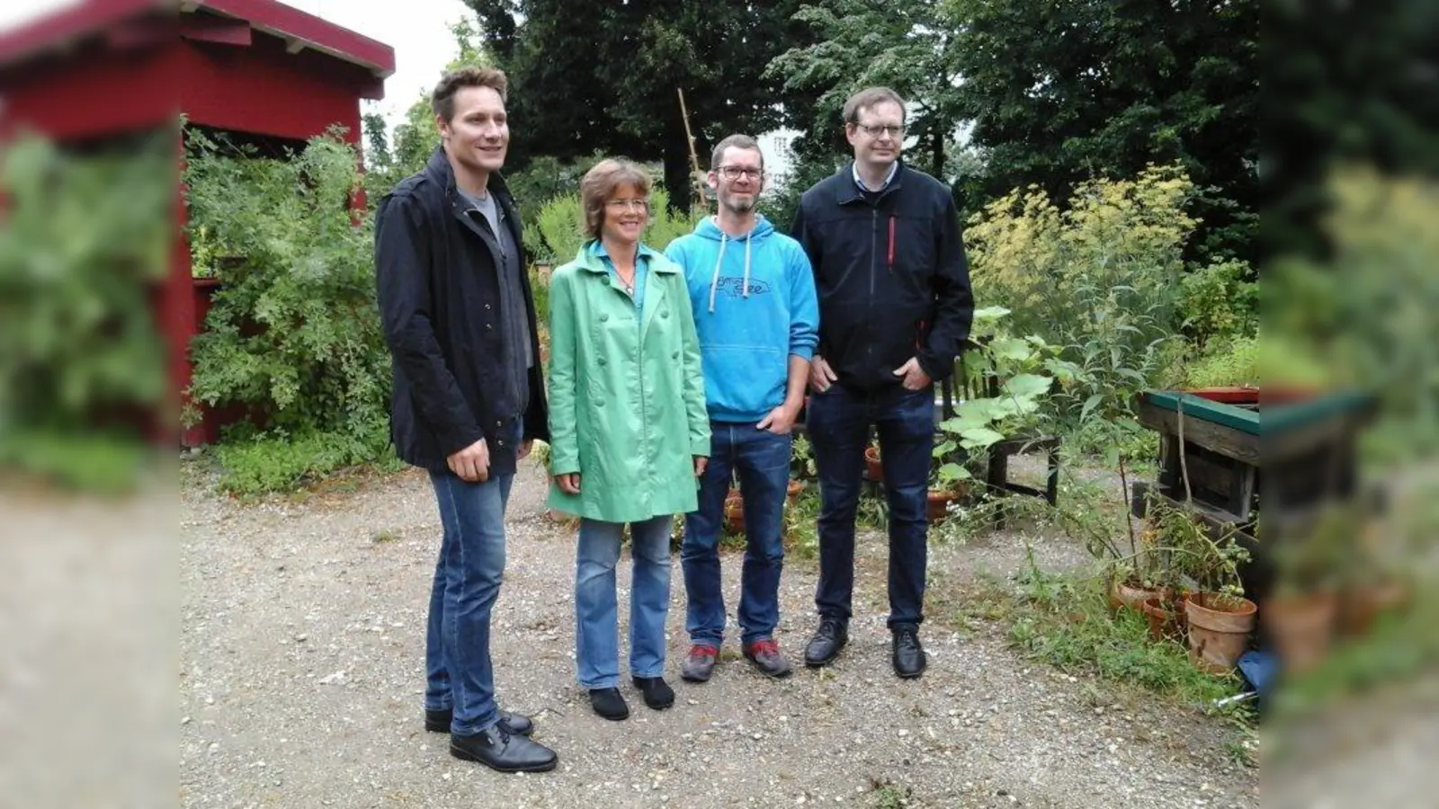 Grüne im interkulturellen Garten der IG-Feuerwache (v.l.): Landtags-Fraktionsvorsitzender Ludwig Hartmann, Bezirksausschussvorsitzende Sibylle Stöhr, Markus Hönig von der IG-Feuerwache und BA-Fraktionsvorsitzender Daniel Günthör. (Foto: pi)