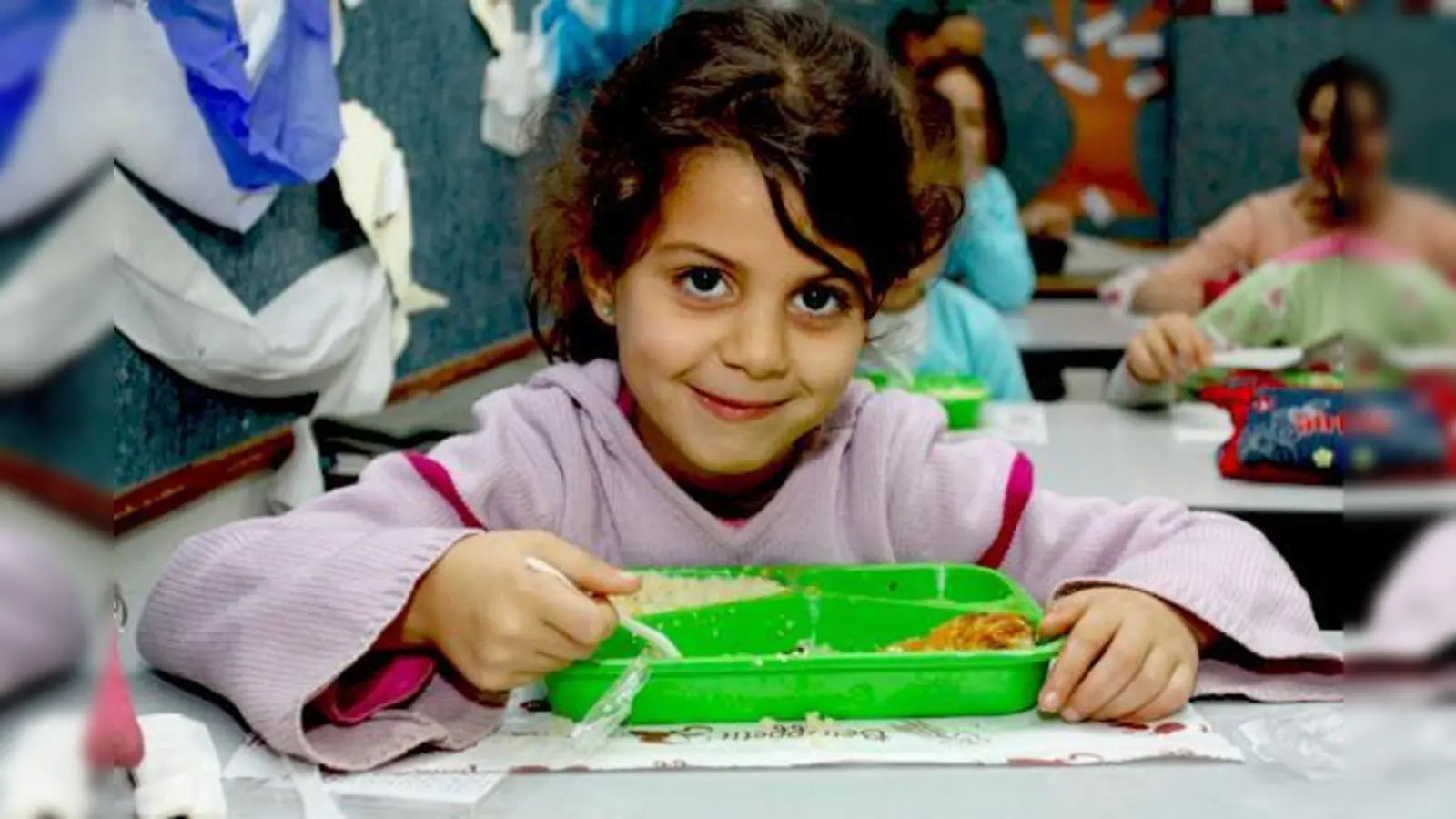 Kostenlose Schulspeisung in der Ortschaft Kiriat Arba.  (Foto: © Meir Panim/Israel)