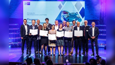 Stellvertretend für 440 Geehrte die Gruppe der Prüferinnen und Prüfer, die in Prüfungsausschüssen der Landeshauptstadt und des Landkreises München im Prüfungsbereich Finanzen tätig sind zusammen mit IHK-Vizepräsident Florian Schardt (ganz links) und Hubert Schöffmann, IHK München (ganz rechts). (Foto: Foto: Balk/IHK)