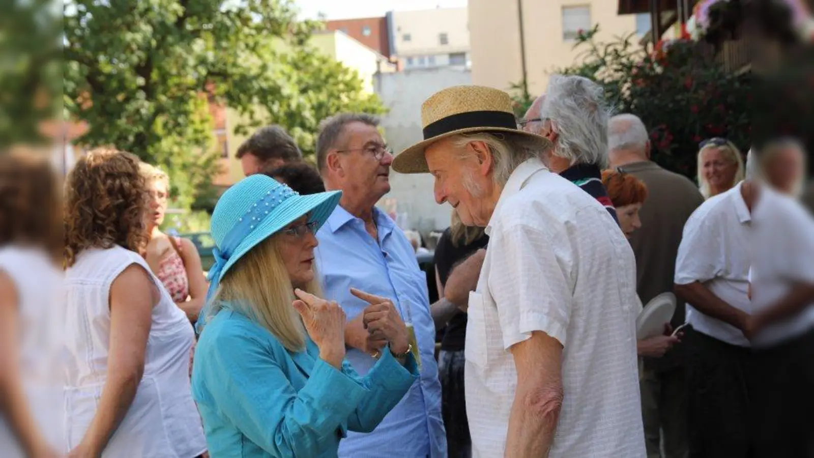 Preisträger unter sich: Musikerin Elisabeth Amandi und Graphiker Werner Eckhardt. (Foto: us)