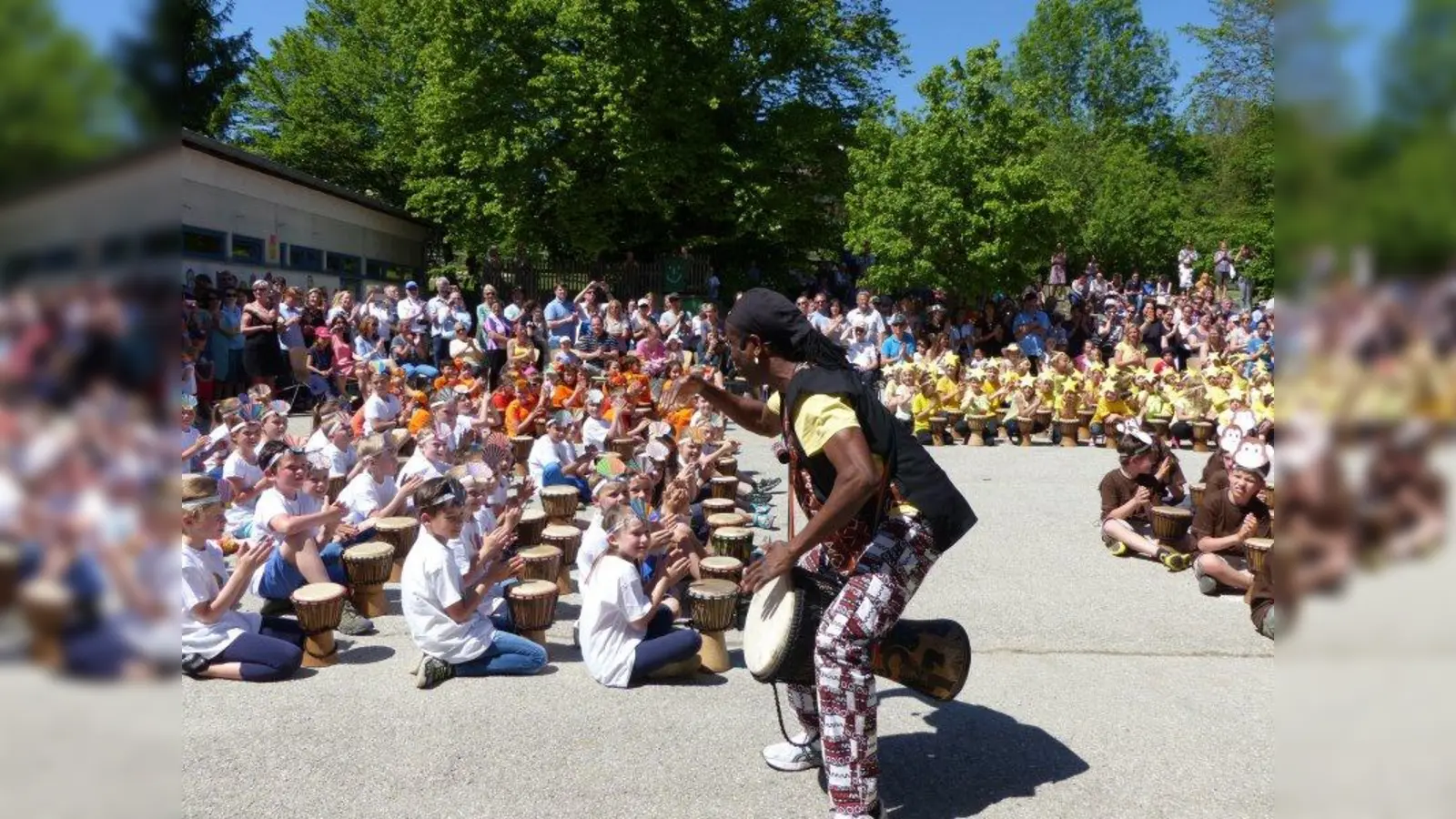Gemenisam mit ihrem Trommellehrer Thomas Soukou studierten über 250 Kinder kraftvolle Rhytmen ein. Diese wurden beim großen Trommelzauber den Eltern präsentiert. (Foto: Grundschule Söcking)