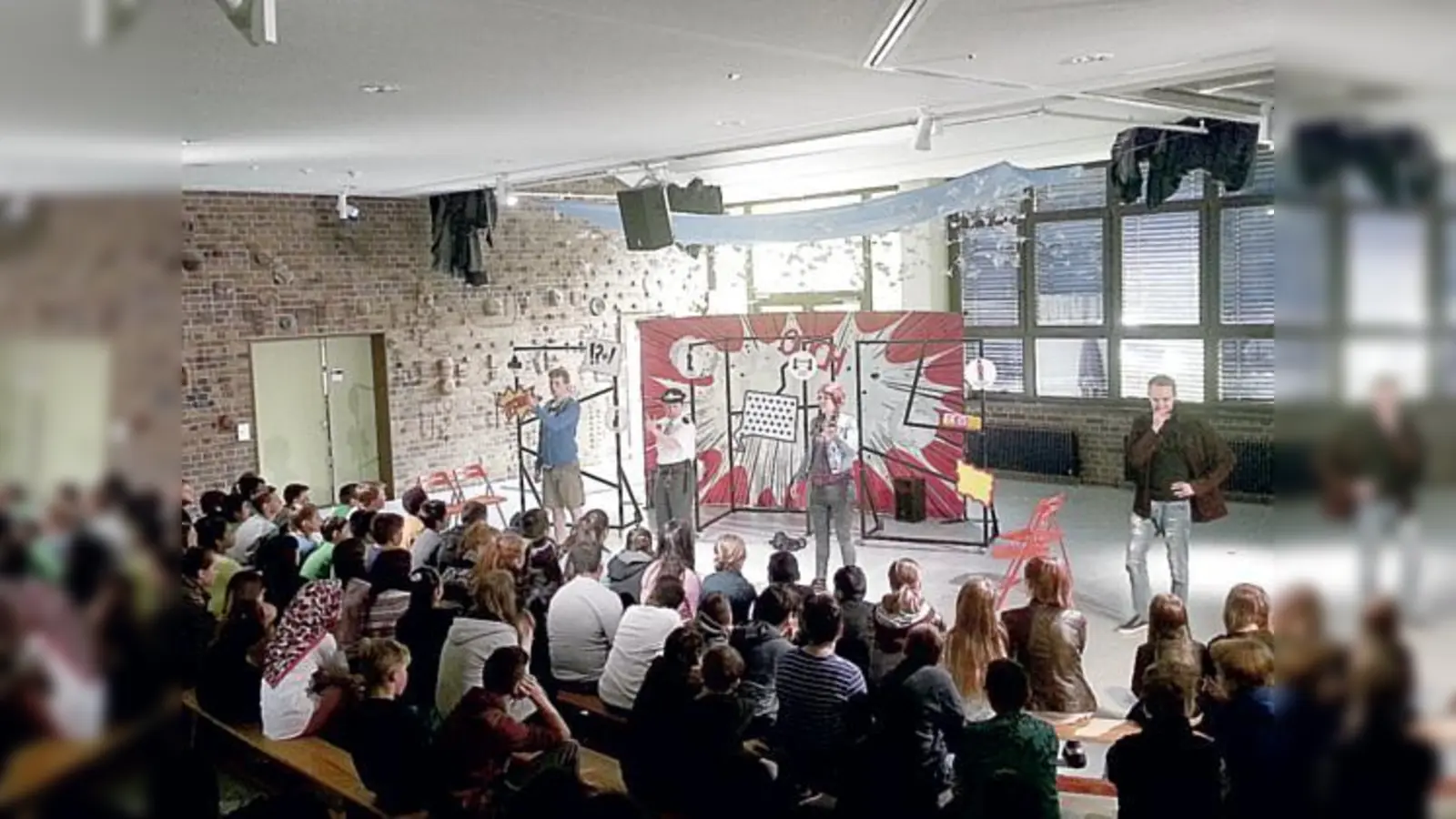 Das »White Horse Theatre« präsentierte die Theaterstücke »Honesty« und »Dreaming in English« an der Wilhelm-Busch-Realschule.	 (Fotos: privat)