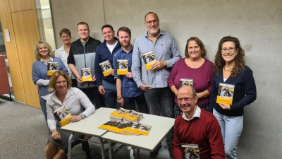 Der Arbeitskreis Schule-Wirtschaft bei der Vorstellung des Ratgebers „Schülerpraktikum – Wissen was wichtig ist“ in der Realschule Unterpfaffenhofen (von links): Petra Tech (Stadt Germering), Sabine Knoblauch (WittelsbacherMittelschule), Heidrun Reisenauer (Schulleiterin Realschule Unterpfaffenhofen), Toni Pescht (Realschule Unterpfaffenhofen), Matthias Rohwedder (Digitale Schule FFB), Simon Riedl (Fachoberschule Germering), Markus Borger (Max-Born-Gymnasium), Christina Wenzel(Carl-Spitzweg-Gymnasium), Jürgen Biffar (Vorsitzender Arbeitskreis Schule-Wirtschaft) sowie Claudia Wagenführer (Konrektorin Kerschensteiner Schule). (Foto: Wirtschaftsverband Germering e.V.)