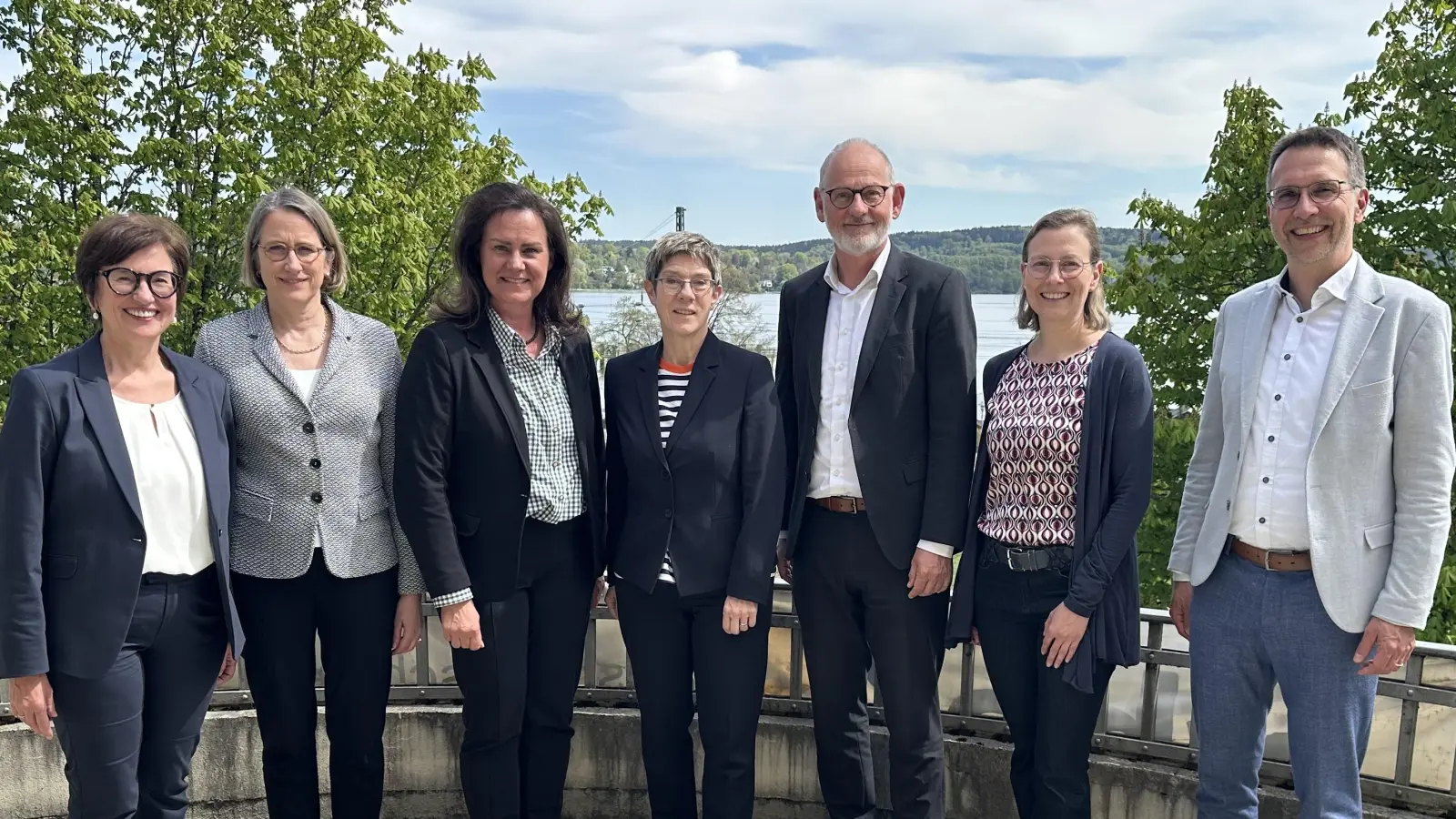 Trafen sich zum Austausch (v.l.): Christine Loibl (Vorständin vhs StarnbergAmmersee), Julia von Westerholt (DVV-Verbandsdirektorin), Ute Eiling-Hütig (bvv-Präsidentin), Annegret Kramp-Karrenbauer (DVV-Präsidentin), Martin Ecker (bvv-Aufsichtsratsvorsitzender und Managementdirektor der Münchner vhs), Regine Sgodda und Christian Hörmann (beide bvv-Vorstand). (Foto: Emely Richter, vhs StarnbergAmmersee )