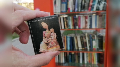 Klein, aber fein: Das Büchlein mit Margit Kovács Arbeiten im Bücherschrank an der Hermine-von-Parish-Straße. (Foto: job)