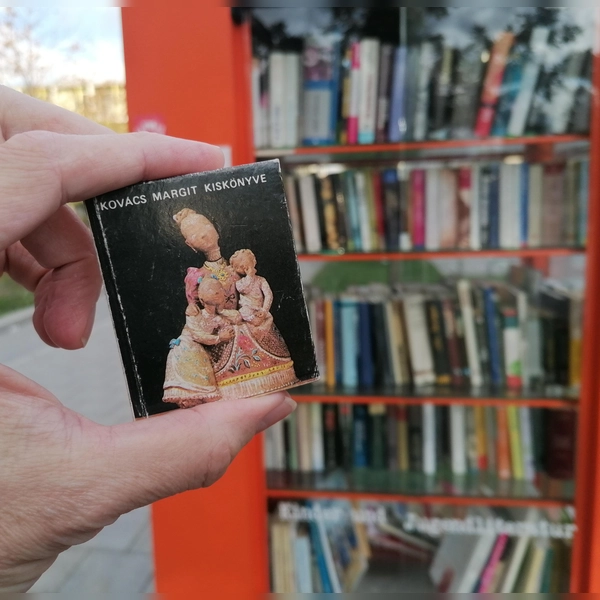 Klein, aber fein: Das Büchlein mit Margit Kovács Arbeiten im Bücherschrank an der Hermine-von-Parish-Straße. (Foto: job)
