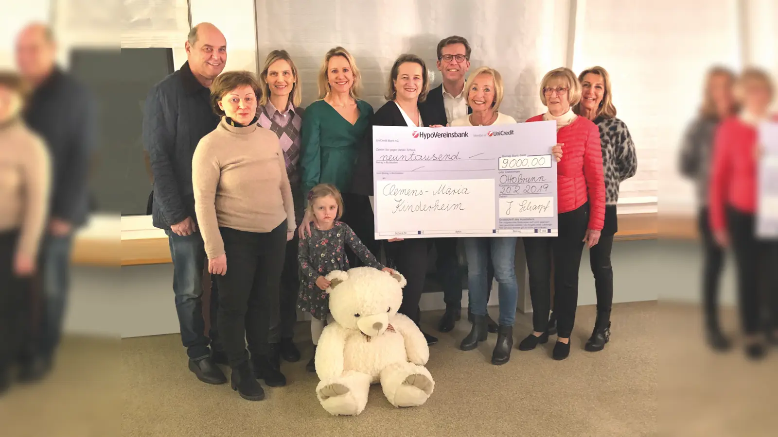 Scheckübergabe im Clemens-Maria-Kinderheim: (v.li.nach re.) Kajetan Sailer, Eva Liebl, Dr. Susanne Trgo-Otto, Susanne Zuleger mit Tochter Theresa (alle LC MKO), CleMaKi-Leiterin Sabine Kotrel-Vogel, sowie Marcus Betz, Präsidentin Jutta Scharpf, Inge Brockmeyer und Sonja Mayerle. (Foto: LC MKO)