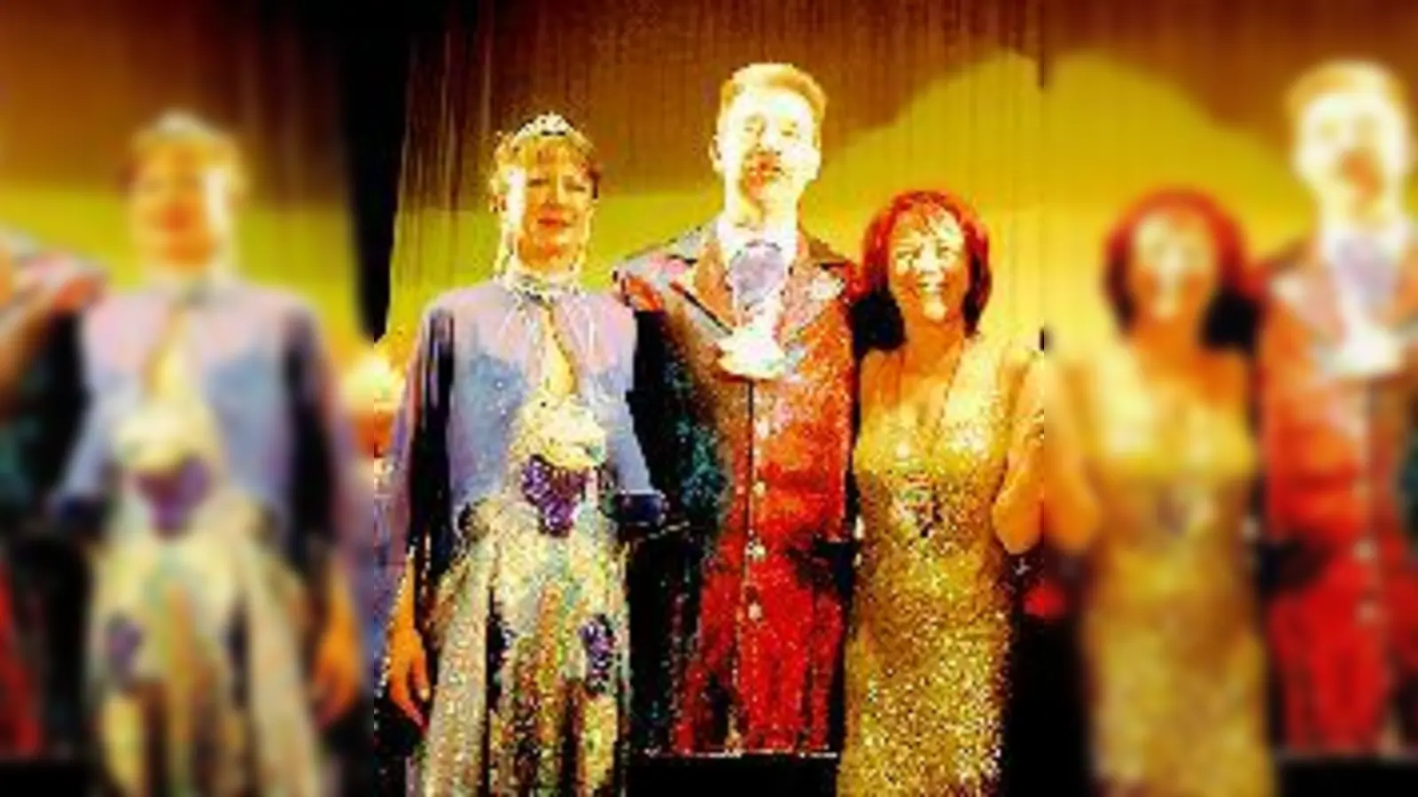 Prinzessin Regina I. und Prinz Alexander II. präsentierten sich mit Diana Stachowitz und Johanna Salzhuber den Moosacher Narren.	 (Foto: Schwepfinger)