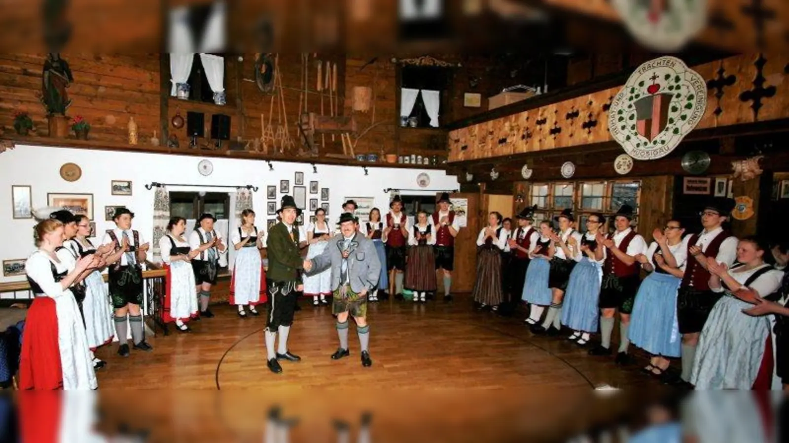 Eine lange Freundschaft pflegen der Heimat- und Trachtenverein Weilheim und der Pollinger Gebirgstrachtenverein. (Foto: Trachtenverein)