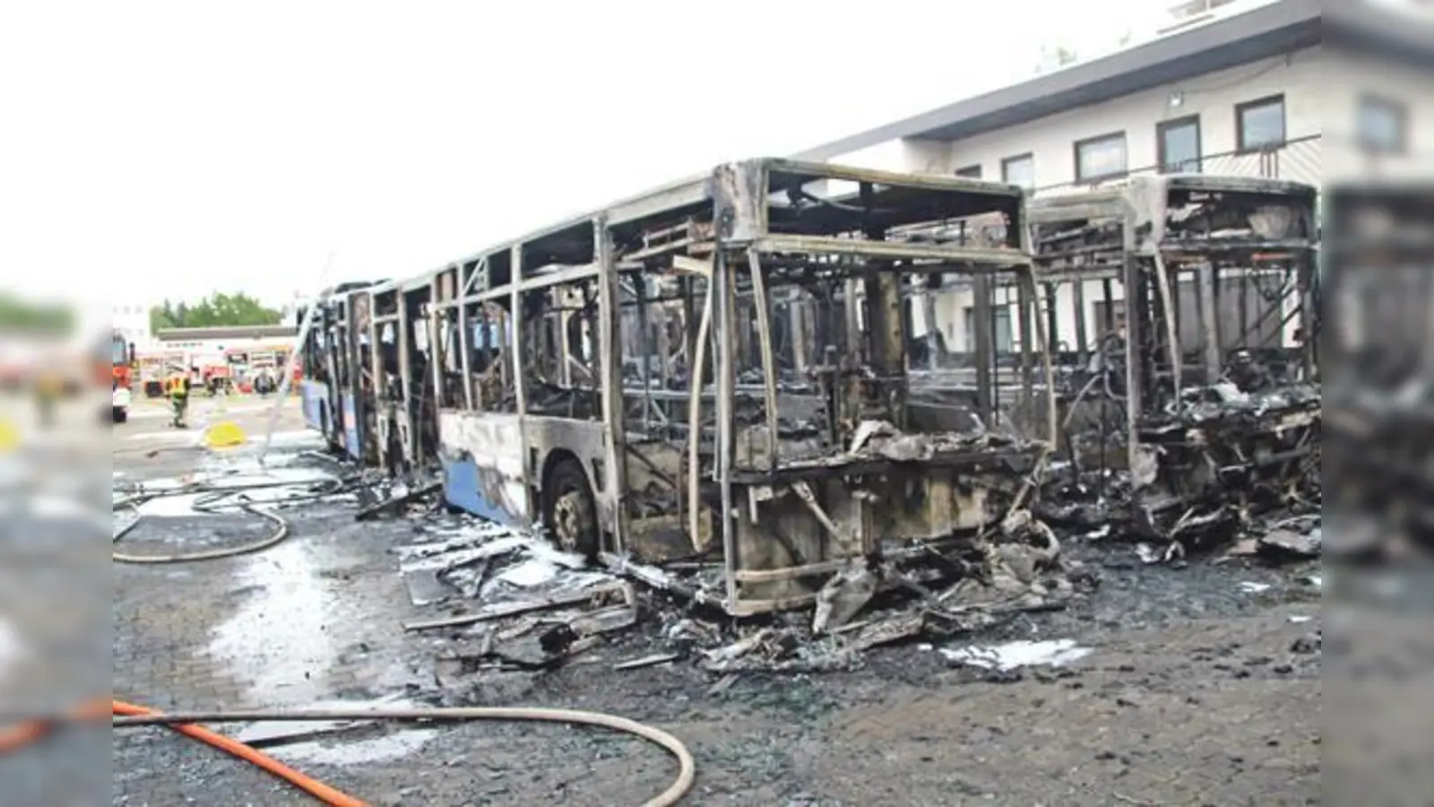 Von den drei brennenden Bussen blieben nur noch die Gerippe nach dem Brand übrig.	 (Foto: FFW Hohenbrunn)