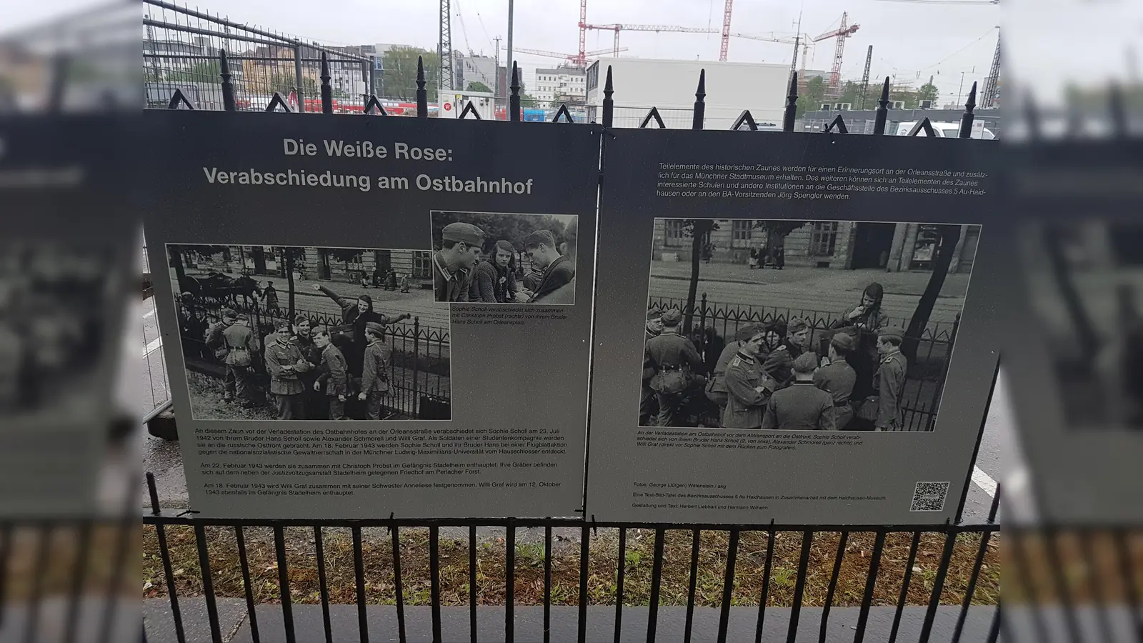 In der Orleansstraße wurde ein bekanntes Foto von Sophie und Hans Scholl aufgenommen. Der Zaun muss demnächst weichen, ein neuer Gedenkort soll dafür entstehen. (Foto: bas)