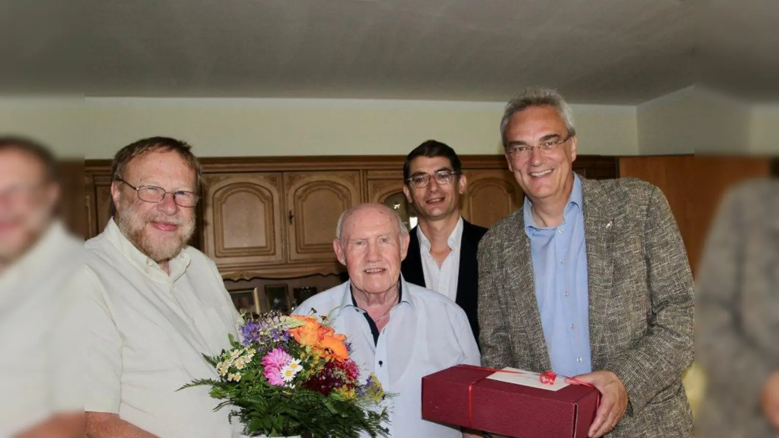 Glückwünsche für einen aktiven SPD-Genossen und langjähriges Bezirksausschussmitglied: Richard Roth, Jubilär Franz Langinger, Raoul Koether und Landtagsabgeordneter Florian Ritter (von links). (Foto: us)
