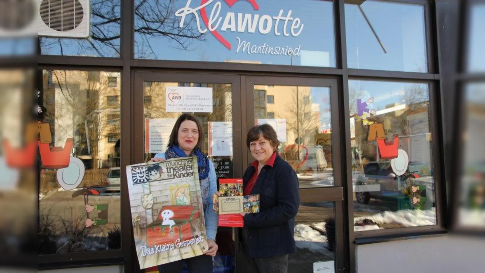 „Klawotte“-Leiterin Christine Einhellig (l.) und Christa Ruf-Werner vom Malteser Ambulanten Kinder- und Jugendhospizdienst bei der Spendenübergabe (Foto: us)