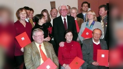 In der ersten Reihe sitzen 110 Jahre SPD-Mitgliedschaft (Hans Bojer, Emmy Jansens, Karl Dörfel) – Hans-Jochen Vogel gratuliert. (Foto: Irmgard Hofmann)