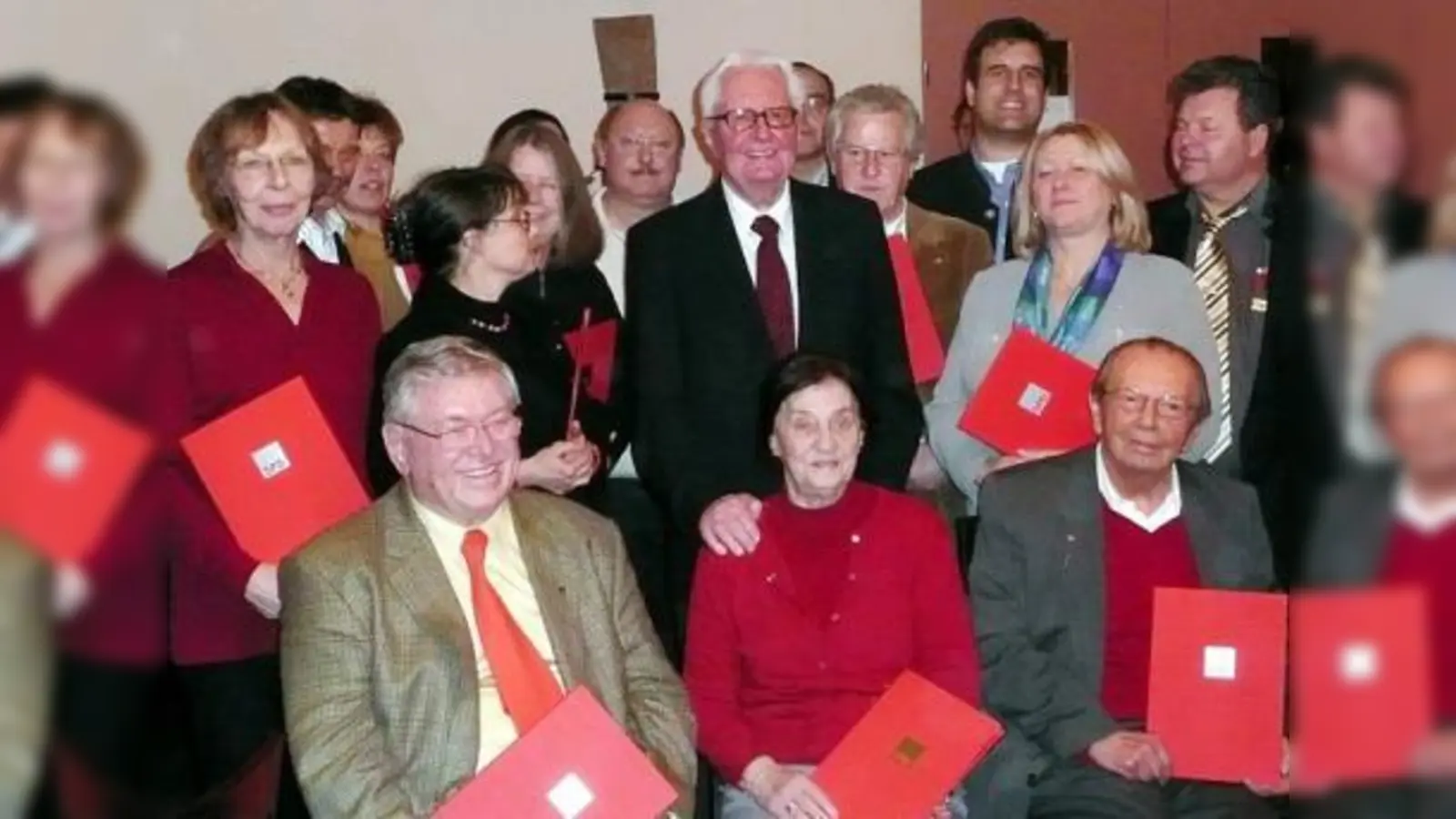 In der ersten Reihe sitzen 110 Jahre SPD-Mitgliedschaft (Hans Bojer, Emmy Jansens, Karl Dörfel) – Hans-Jochen Vogel gratuliert. (Foto: Irmgard Hofmann)