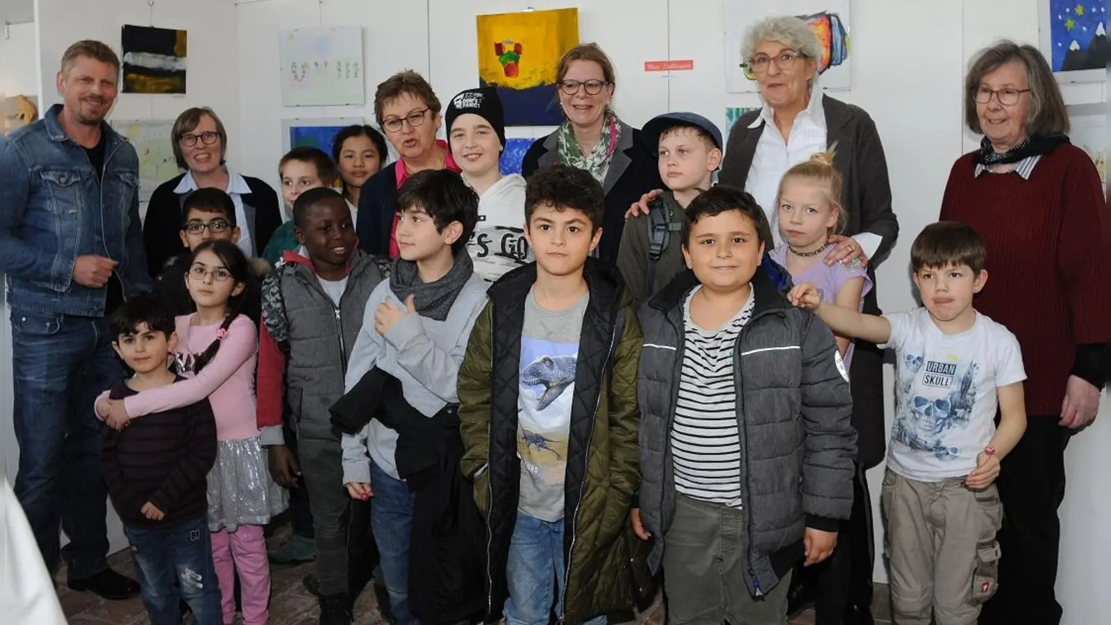 Stolz auf ihre Werke: Die Kinder aus dem Tillmann Kinder- und Jugendhaus, mit (hinten von links nach rechts) Martin Gruber, Gisela Kienzle (Skulpturen), Karola Köhle (Tillmann Kinder- und Jugendhaus), Tanja Frauendörfer (Malerei), Cornelia Matthias (Malerei) und Mona Giulini (Fotografie). (Foto: Martin Gruber-Stiftung)