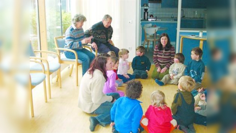 Gemeinsames Osterbasteln im ASZ Untermenzing: Die ASZ-Besucher und die Kinder des Waldkindergartens Waldwichtl e.V. mit ihren Betreuerinnen. (Foto: pi)