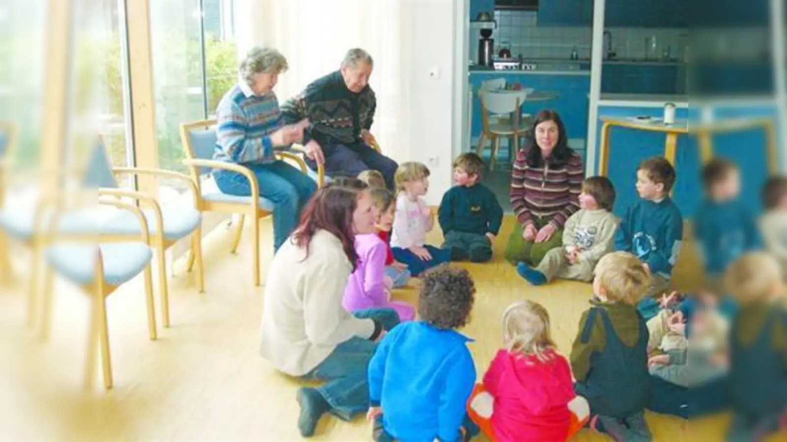 Gemeinsames Osterbasteln im ASZ Untermenzing: Die ASZ-Besucher und die Kinder des Waldkindergartens Waldwichtl e.V. mit ihren Betreuerinnen. (Foto: pi)