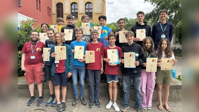 Das bayerische Team beim Finale des Bundeswettbewerbs Mathematik 2023 in Berlin. Die Schüler des MTG sind Johannes Jacob (erste Reihe 3.v.l.), Anton Heydenreich (erste Reihe 4.v.l.), Juan Rivera Chopinaud (6.v.l.) und Christian Liu (zweite Reihe 4.v.r.). (Foto: MTG/Niko Eschrich)