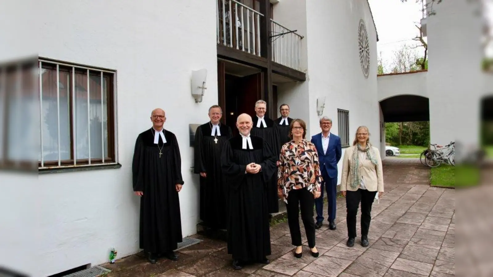 Nach dem Jubiläumsgottesdienst vor der Menzinger Bethlehemkirche (von links): Dekan Christoph Jahnel vom Prodekanat München-West, Regionalbischof Christian Kopp, Pfarrer Matthias Dörrich (Carolinenkirche), Pfarrer Michael Hoffmann (Bethlehemskirche), Pfarrer Harald Knobloch (Epiphaniaskirche) sowie die Vertrauensleute der Kirchenvorstände Alexandra Zühlke, Matthias Rodewald und Tanja Keller. (Foto: us)