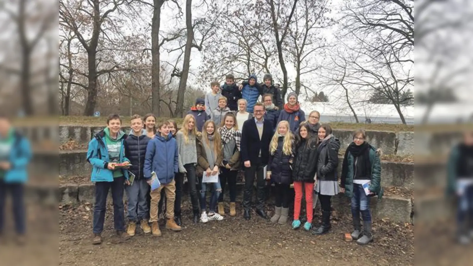 Wolfgang Stefinger (Mitte) stand den Schülern der Rudolf-Steiner-Schule in Daglfing Rede und Antwort.	 (Foto: privat)
