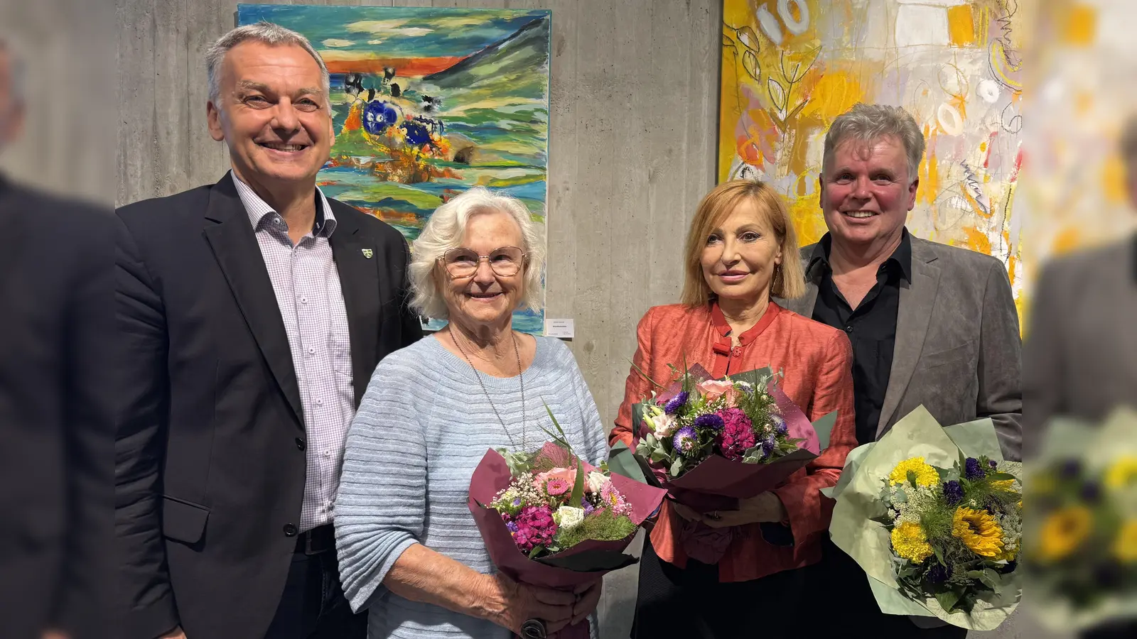 Bürgermeister Franz Heilmeier bei der Ausstellungseröffnung mit den Küntlern von ANELMA (v.l.): Elfriede Kirschner, Maja Jiranek und Andreas M. Sames. (Foto: Gemeinde)