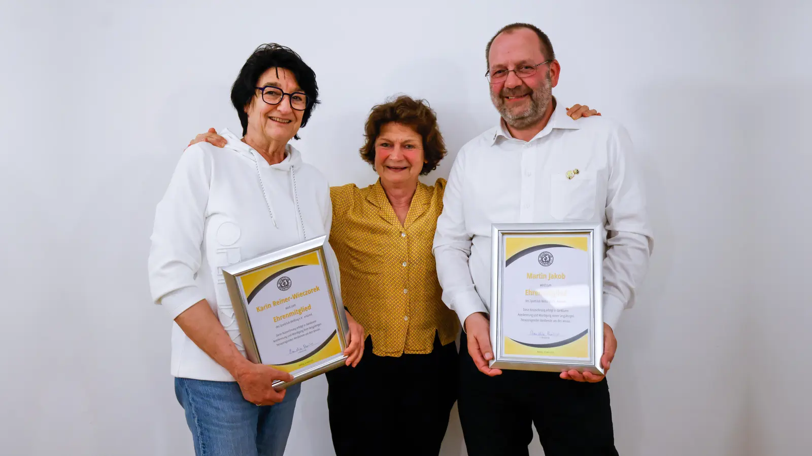 Die 1. Vorsitzende Claudia Bruns (Mitte) gemeinsam mit den beiden geehrten Karin Reiner-Wieczorek und Martin Jakob. (Foto: Alex Beier)