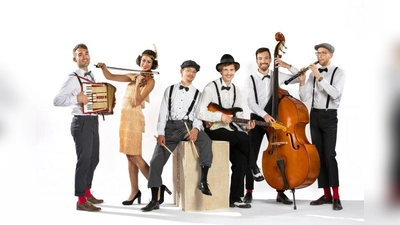 Mit der eigens komponierten Musik ziehen die „Red Sox Peppers” den roten Faden durch das organische Gewebe der akrobatischen Darbietungen. (Foto: TSF GmbH)