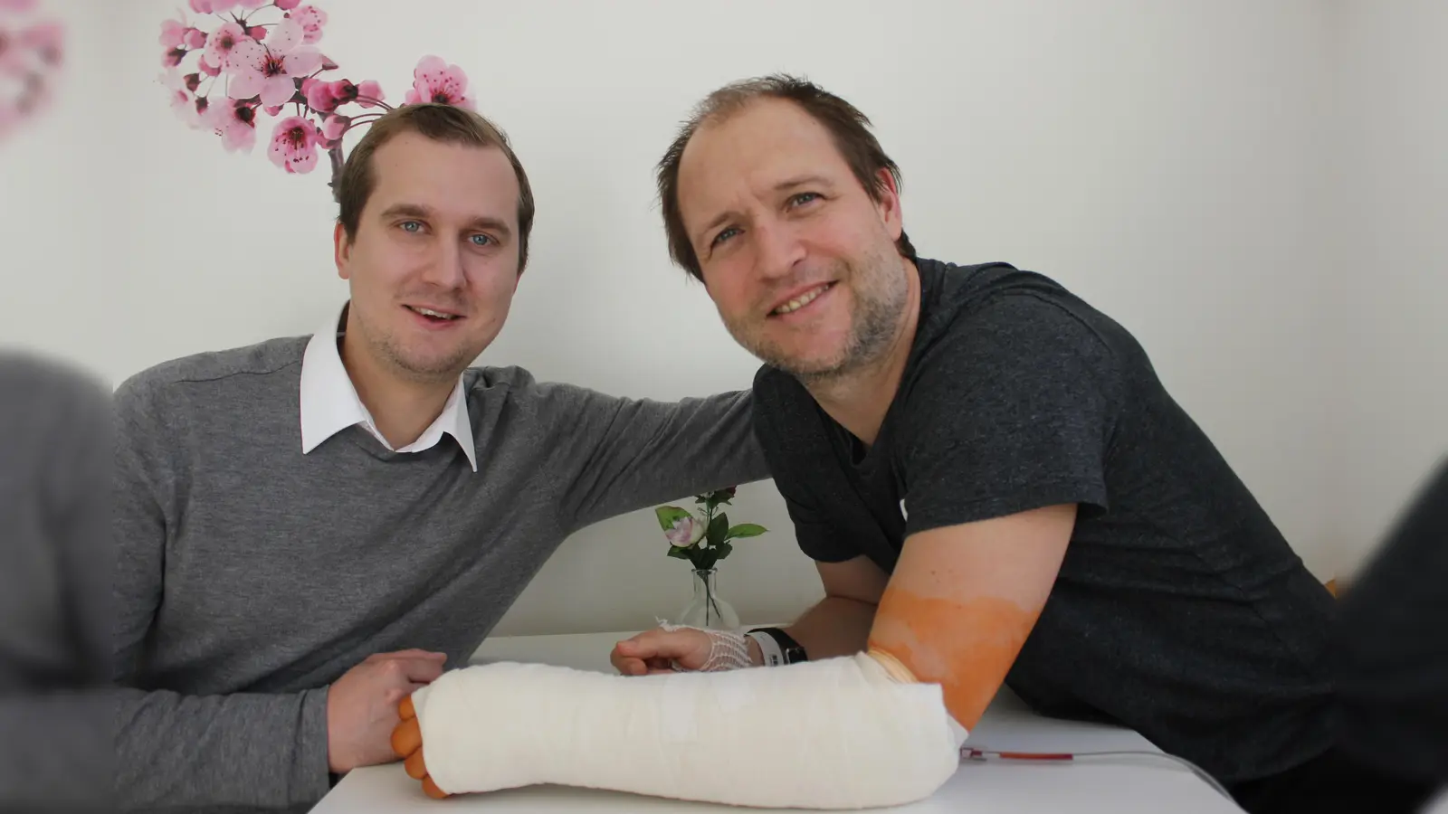 Trainer Dominik Quinlan (links) mit "seinem Oldie" Bob Wren, der künftig ganz eng in die Nachwuchsarbeit beim EHC Klostersee eingebunden werden - und nach Möglichkeit noch eine Saison dranhängen soll. (Foto: smg)