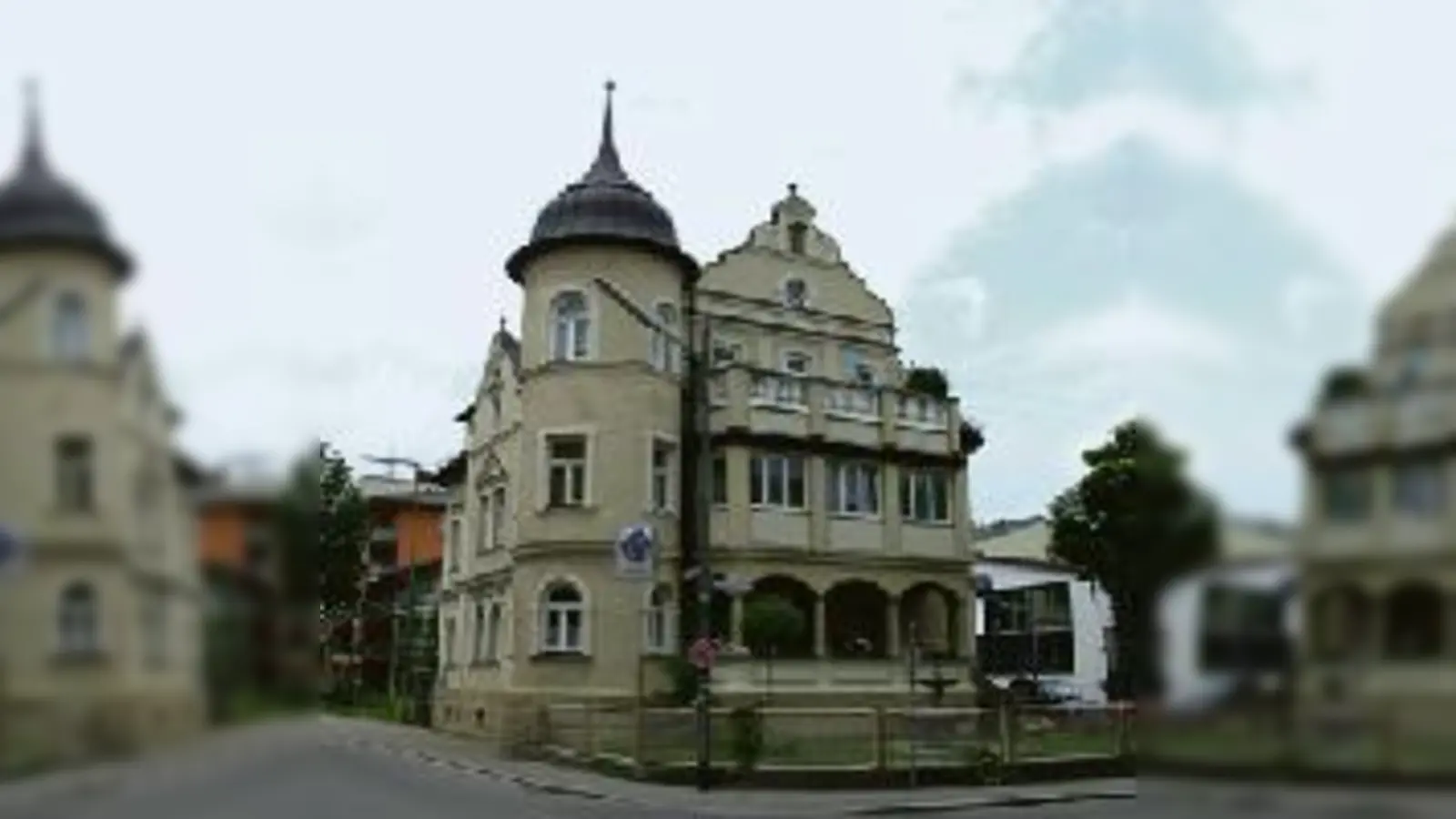 In der Pelkovenstraße gibt es viele schöne historische Gebäude so wie dieses. Fotograf Christian Lehrer sucht nun nach alten Aufnahmen, vielleicht auch von diesem Haus.  (Foto: Photo Lehrer)