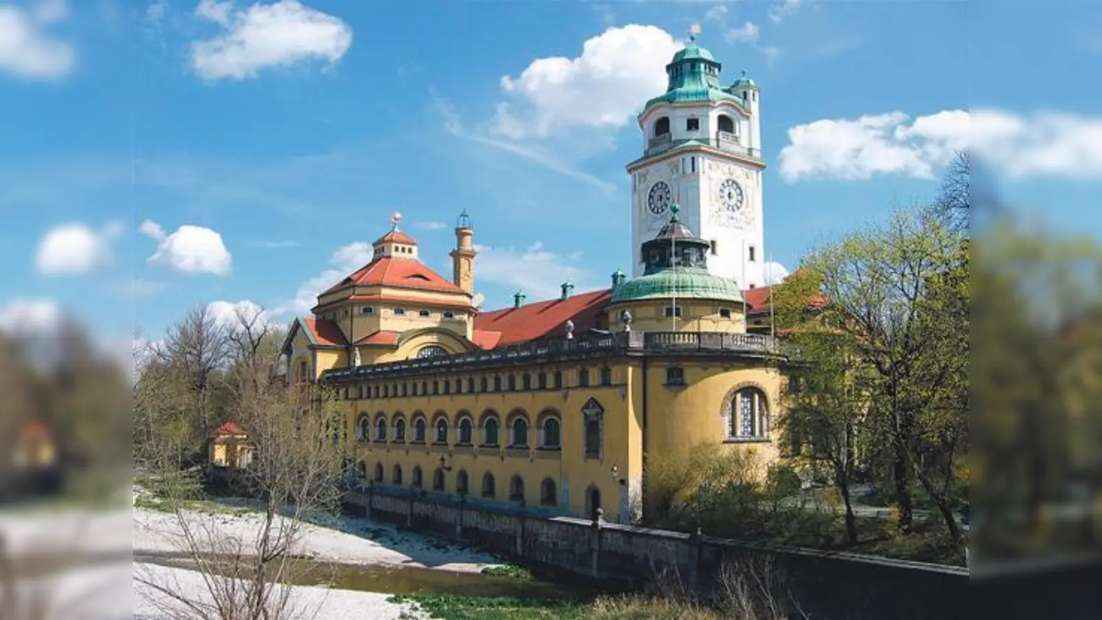 Das Müllersche Volksbad von der Ludwigsbrücke aus gesehen. Hier beginnt am kommenden Samstag die Stadtführung mit Johann Baier.	 (Foto: Rufus46, CC BY-SA 3.0)