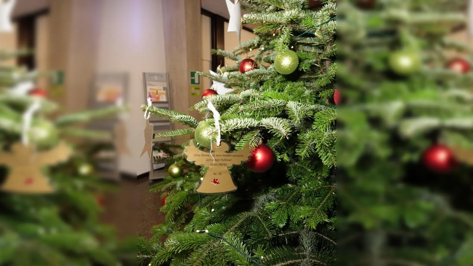 Schon in den vergangenen Jahren schmückte zur Adventszeit ein Wunschbaum das Foyer des Gräfelfinger Rathauses. (Foto: Gemeinde Gräfelfing)