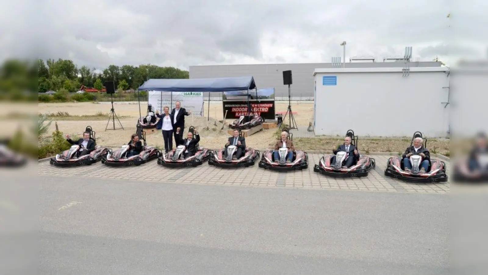Bald können Besucher in Bergkirchen elektrisch über die längste Indoor-Kartbahn flitzen. (Foto: pi)
