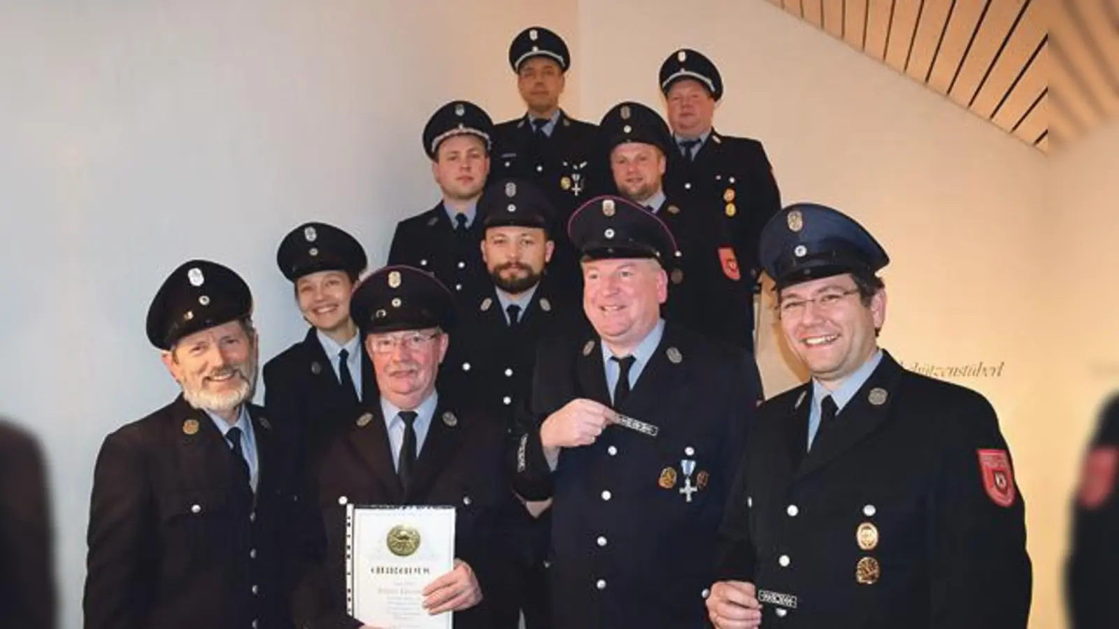  Urkunden und Armabzeichen für langjährige Dienstzeit wurden verliehen.	 (Foto: FFW Harthausen)