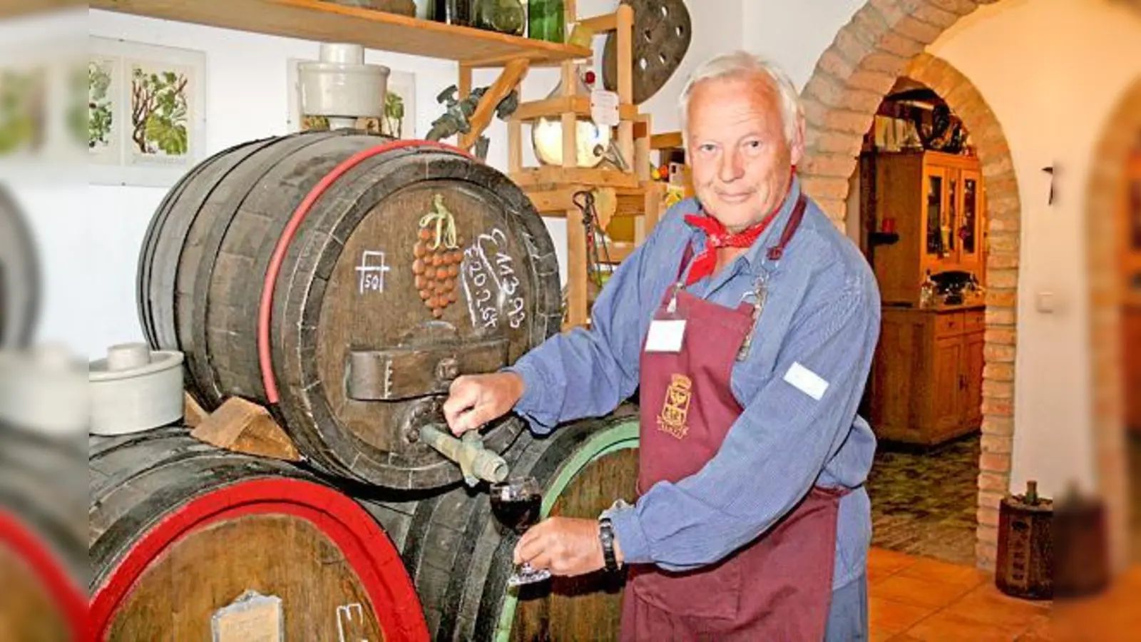 Der rüstige Pensionär Viktor Kohlbecher aus Moosach erzeugt in seinem Wohnhaus in der »Villa Salve« seinen eigenen Rotwein	 (Foto: sl)