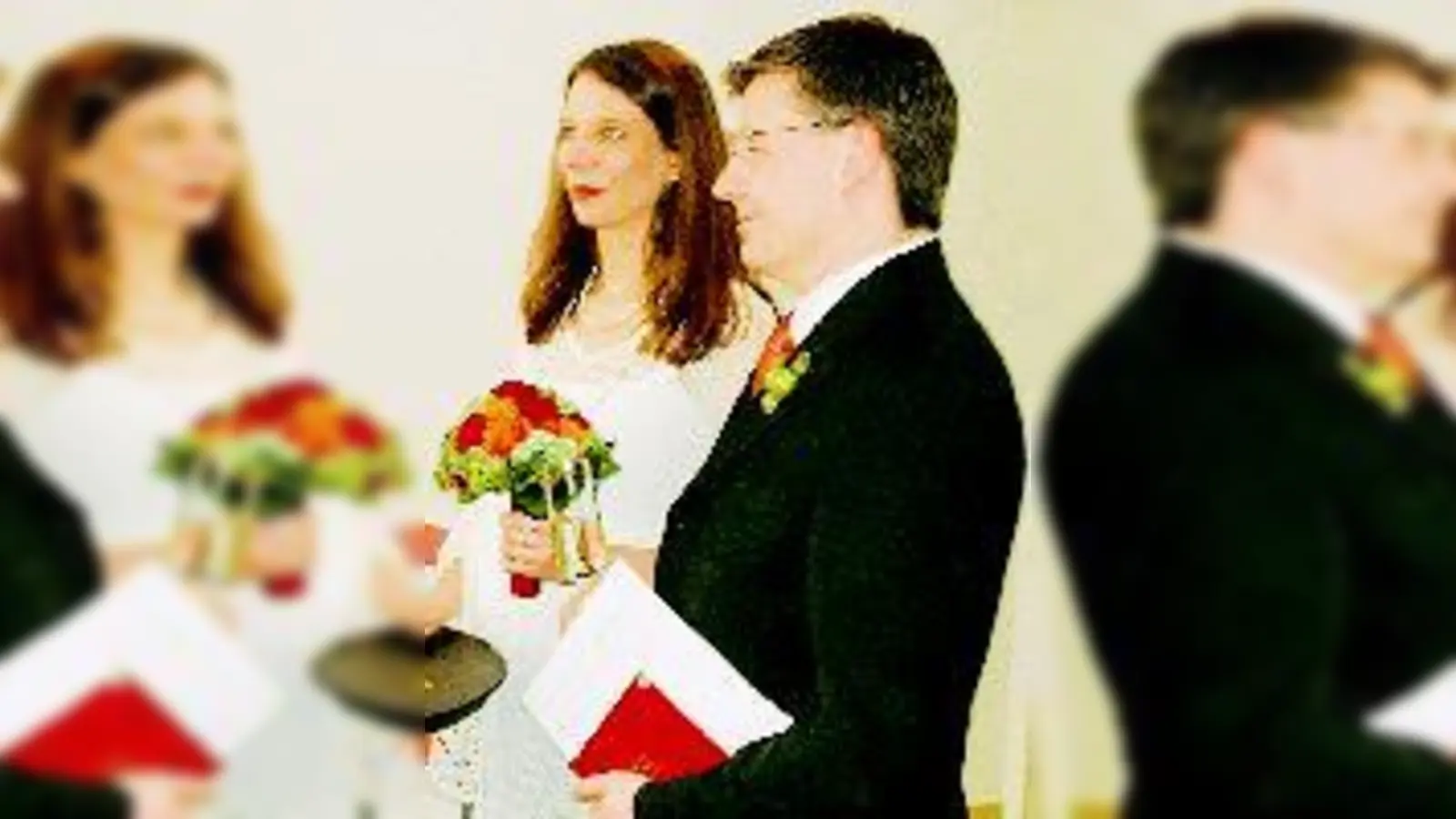 Ein feierlicher Moment: Julia Papke und Stefan Bleifuß geben sich im renovierten Trausaal in der Mandlstraße das Ja-Wort.	 (Foto: Privat)