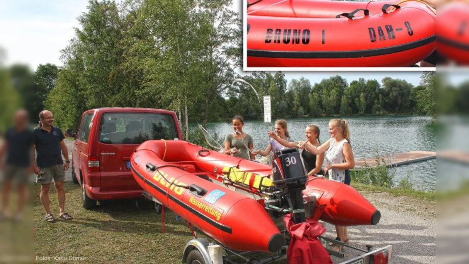 Thalia, Francesca, Cara und Helena (v.l.) sorgten für das obligatorische Taufwasser. Links im Bild ist der Vorsitzende des Ortsverbandes, Hermann Bendl, der sich ganz besonders über das Schlauchboot freut. (Foto: DLRG Karlsfeld)