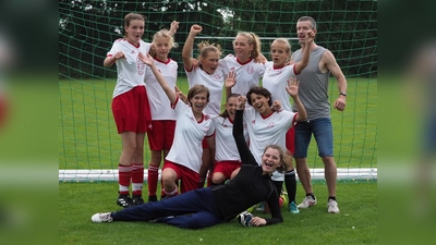 Freuen sich aufs Bayernfinale: (hinten v. l.) Julia Seidl, Yanica Moritz, Emilia Fischer, Emily Kirsch, Vanessa Neupert, Betreuer Dieter Heimstädt (vorne v. l.) Marla Emele, Alicia Greiner, Ronja Buttstett (liegend) Helena Neupärtl. (Foto: Martin Emele)