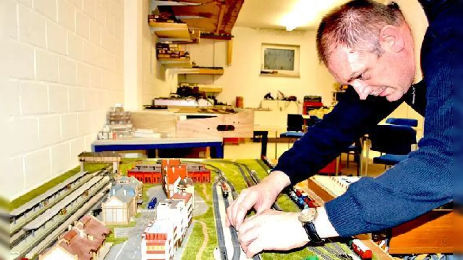 Ernst Stegmeier in seiner »Eisenbahnwerkstatt«: Der Modellbaufan gründet am 18. März den Verein »Eisenbahnfreunde Vaterstetten«.	 (Foto: ed)