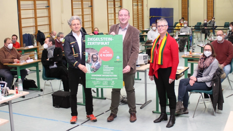 Als Dank überreichten die Vorstandsmitglieder des Partnerschaftsvereins, Andrea El Masry und Alexander Bestle, ein Ziegelstein-Zertifikat an Bürgermeister Leonhard Spitzauer und die Gemeinde Vaterstetten. (Foto: Gemeinde Vaterstetten)