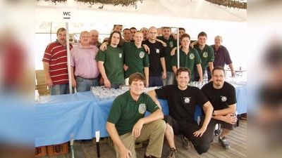 Ruhe vor dem großen Ansturm am Samstagnachmittag: Hier richten Burschenvorstand Robert Fröhler (vorne, Mitte) und sein Weinfest-Team gerade alles her, damit die Getränkeausgabe abends dann zügig vonstattengehen kann. (Foto: Eva Schraft)