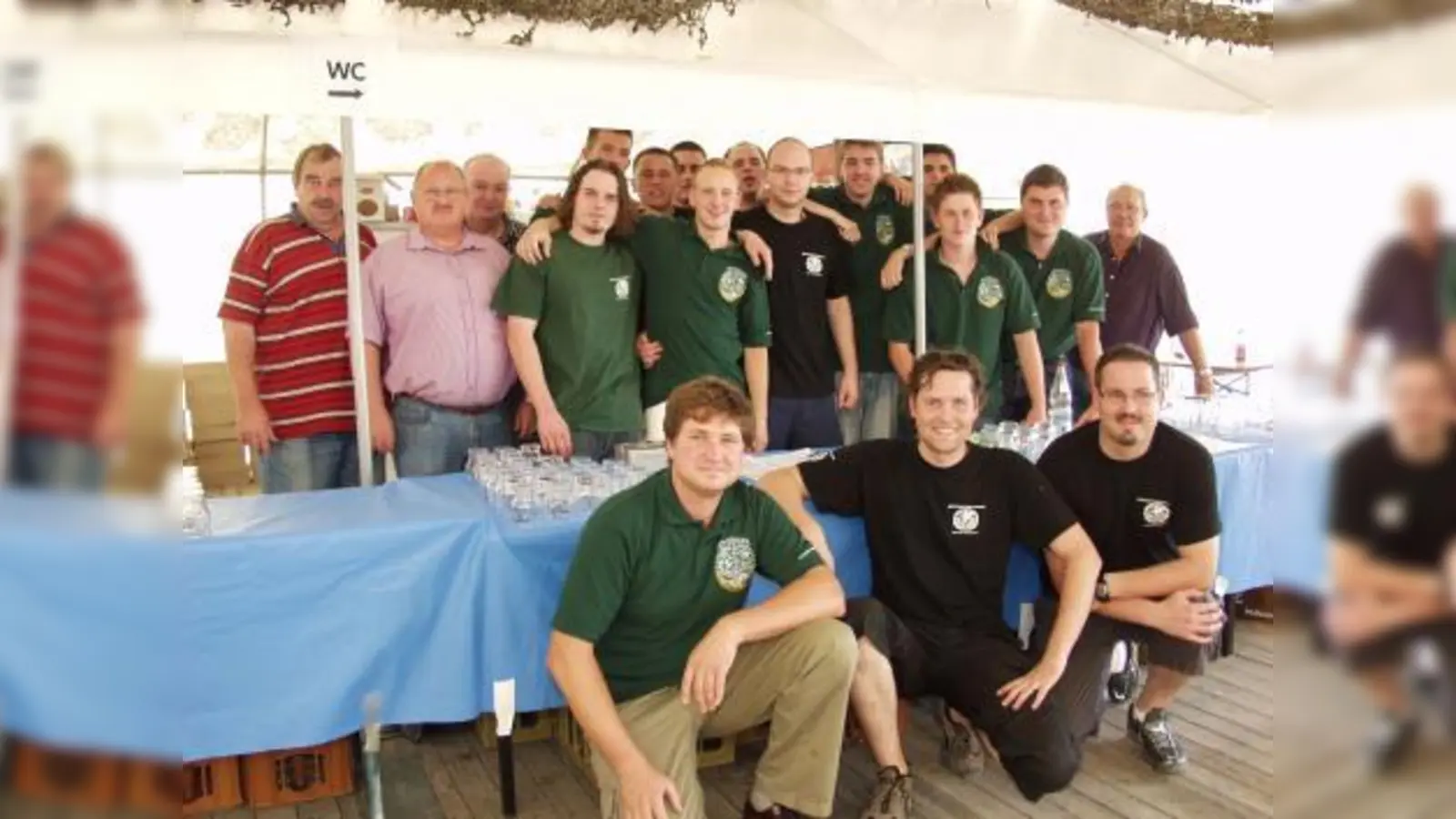Ruhe vor dem großen Ansturm am Samstagnachmittag: Hier richten Burschenvorstand Robert Fröhler (vorne, Mitte) und sein Weinfest-Team gerade alles her, damit die Getränkeausgabe abends dann zügig vonstattengehen kann. (Foto: Eva Schraft)