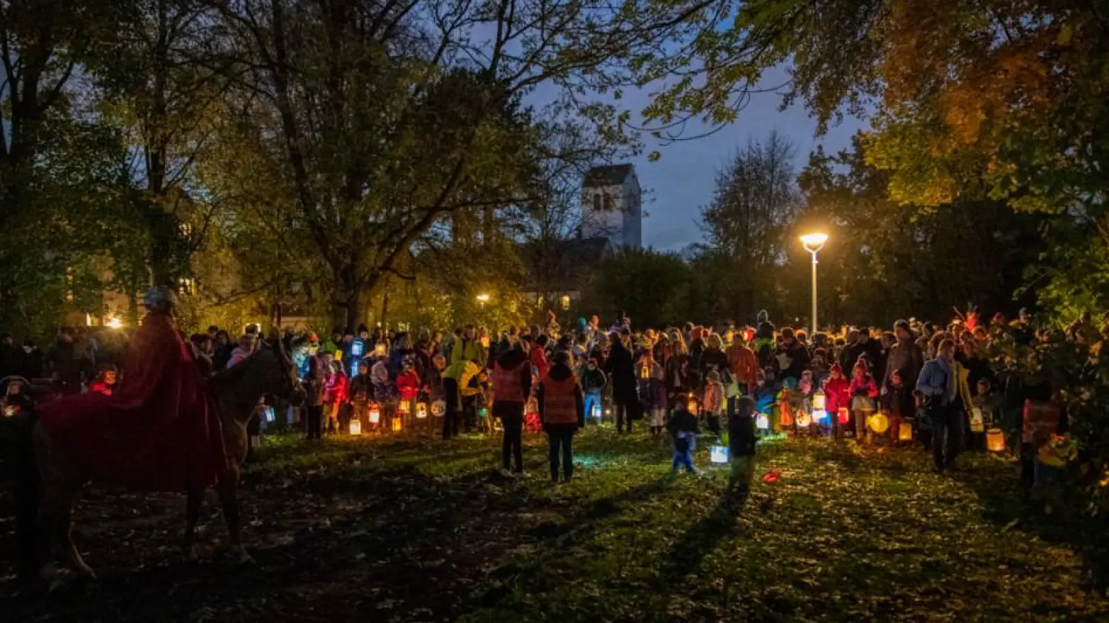Gute Tradition hat der Martinimarkt in der Gustav-Adolf-Gemeinde mit Martinsspiel und Laternenumzug. (Foto: VA)